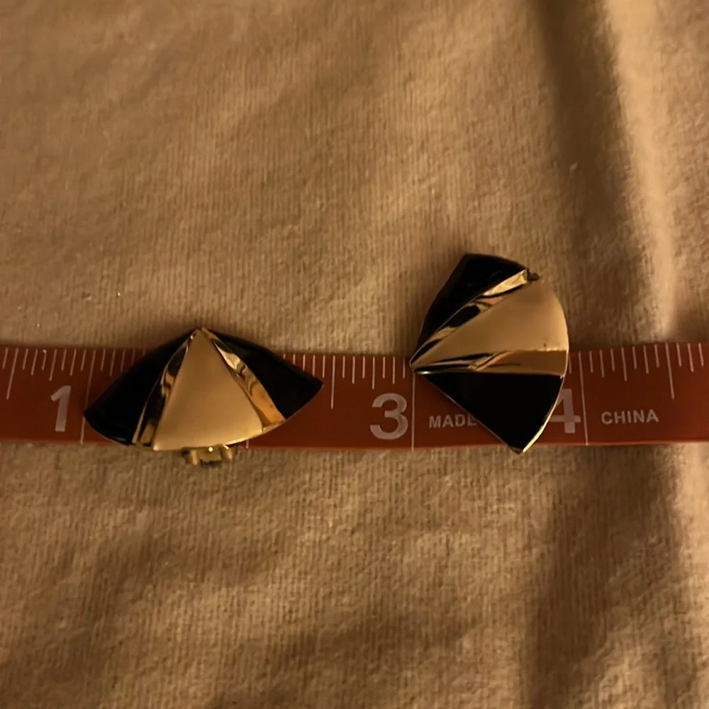 Vintage 80 90 Deco Black Cream Enamel Gold Fan Clip Earrings Retro - Picture 13 of 13